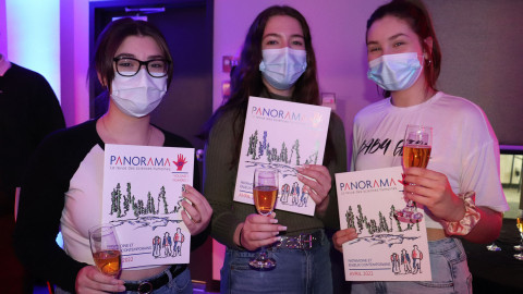 Trois étudiantes tiennent la revue Panorama