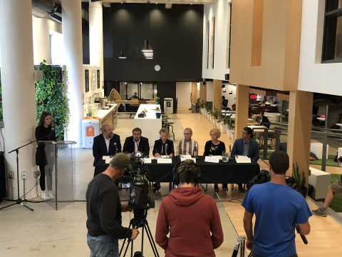 Image de la conférence de presse réunissant, à la table, les quatre directeurs généraux des cégeps du Saguenay-Lac-Saint-Jean et les députés Mario Simard et Alexis Brunelle-Duceppe. 
