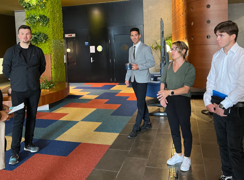 Quatre étudiants en Gestion de la restauration réunis dans un espace spacieux de l'Institut de tourisme et d'hôtellerie du Québec, à Montréal.