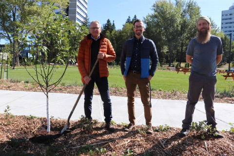 Le directeur général du Cégep de Jonquière, Raynald Thibeault, lors de la plantation d'un arbre fruitier à la nouvelle forêt nourricière du Cégep de Jonquière.