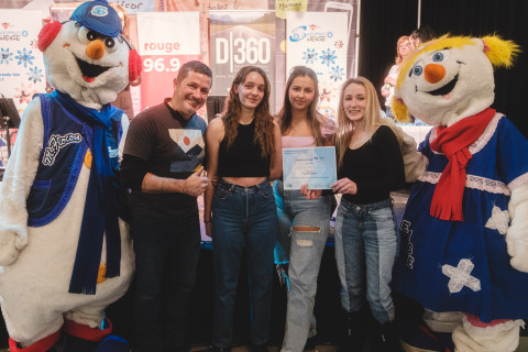 Des étudiants en Arts visuels ayant remporté un prix dans le cadre de leur participation à Saguenay en neige.