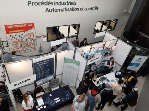 Des stands d'entreprises installés à la place centrale du pavillon Lionel-Gaudreau du Cégep de Jonquière.