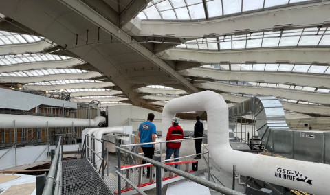 Des étudiants visitent des installations (tuyaux et bâtiment) au Stade olympique de Montréal.