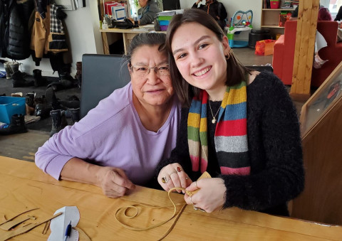 Une étudiante en Éducation spécialisée en compagnie d'une animatrice autochtone, lors d'un atelier de conception de tambour traditionnel (teveikan). 