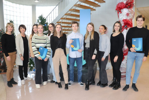 Les étudiants des techniques administratives du Cégep de Jonquière s'étant démarquées par leur guide d'accueil à l'intention des nouveaux employés. 