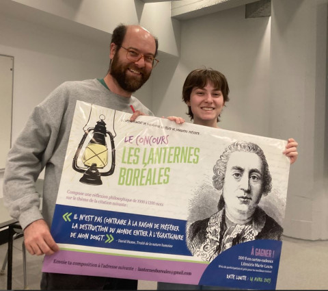 Darwin Drolet, gagnante du concours de philosophie «Les lanternes boréales», en compagnie de François Bégin, enseignant en philosophie au Cégep de Jonquière.