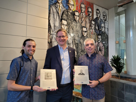 Guillaume Fillion et Louis Larouche, accompagnés du directeur général du Cégep, Sylvain Gaudreault, lors de la remise du prix Engagement.