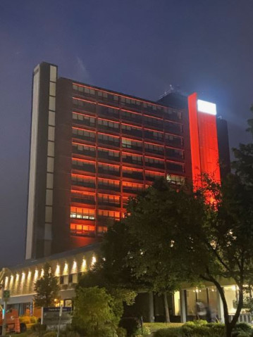 La tour Saguenay du Cégep de Jonquière, illuminée en orange.