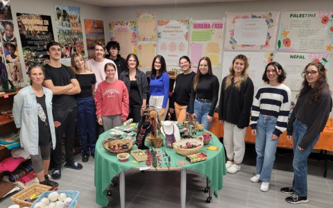 Des étudiants du profil Ouverture sur le monde en Sciences humaines, au magasin scolaire L'Échoppe Humani-Terre