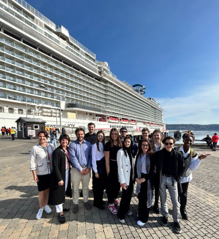 Les étudiants en Gestion d’un établissement de restauration du Cégep de Jonquière, lors de la visite du Norwegian Joy.