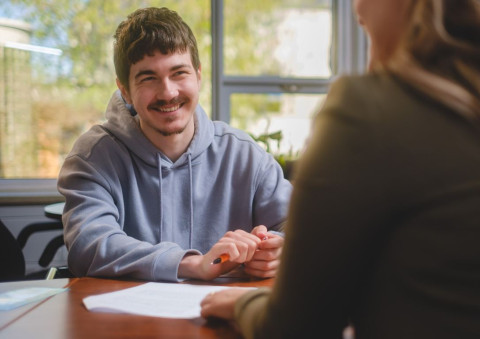 Un étudiant souriant