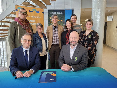 Mario Julien, directeur des études au Cégep de Jonquière, et Manu Tranquard, doyen des études à l'UQAC, accompagnés de représentants de l'UQAC et du Cégep de Jonquière.