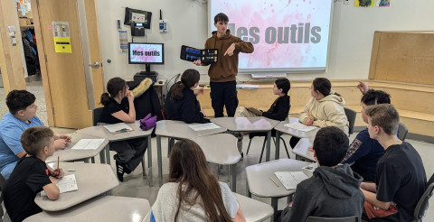 Dans le cadre du projet, des étudiantes et des étudiants internationaux du Cégep sont allés à la rencontre des élèves du primaire pour vivre un moment d’échange en classe.
