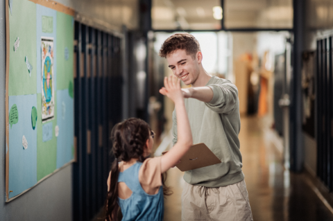 Un étudiant tape dans la main d'une enfant
