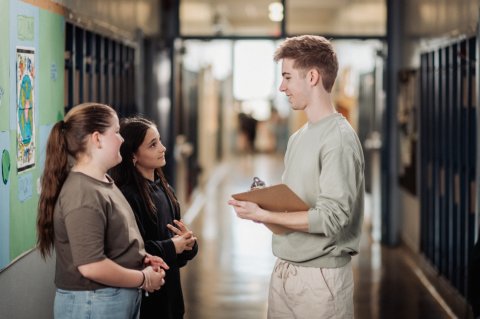 Des étudiants discutent ensemble dans un couloir