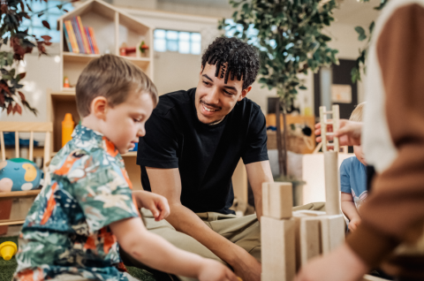Un étudiant regarde un enfant jouer