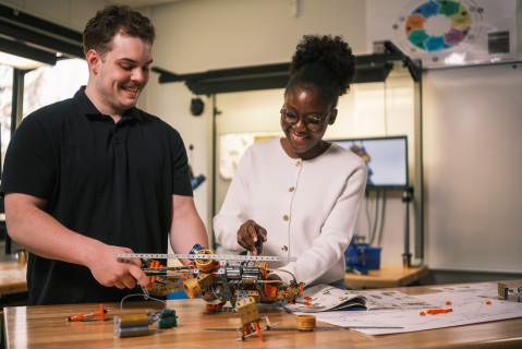 Un étudiant et une étudiante travaillent sur un projet