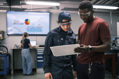 Deux étudiants regardent un plan