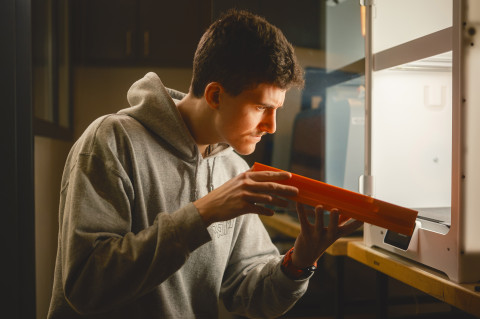 Un étudiant est concentré sur son projet