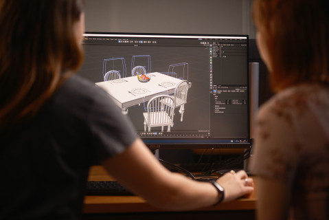 Un écran d'ordinateur montrant un logiciel graphique d'une table avec des chaises