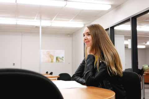 Une étudiante assise à une table