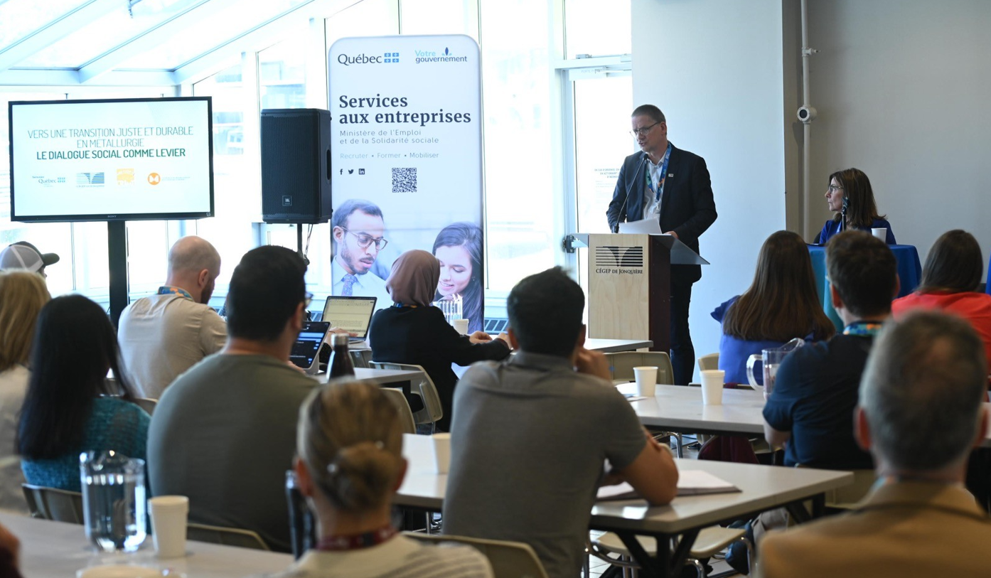 Sylvain Gaudreault,  directeur général du Cégep de Jonquière, s'adressant aux participants, lors de l'événement.