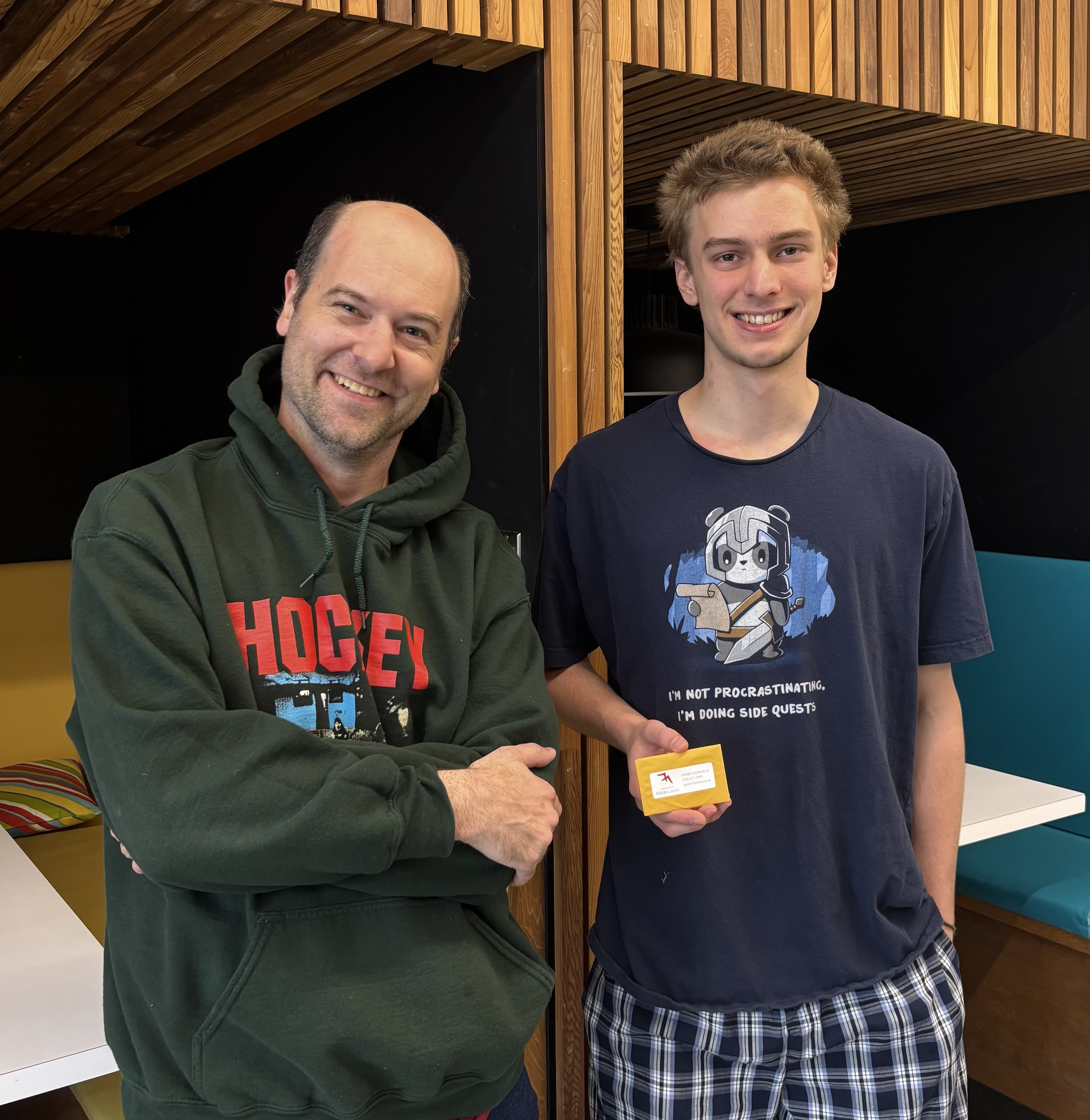 L'enseignant François Bégin et Ilan Bergeron-Toole, gagnant du concours Les lanternes boréales