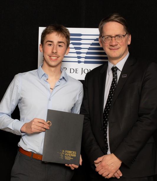Jasmin Pelletier, en compagnie du directeur général du Cégep de Jonquière, Sylvain Gaudreault