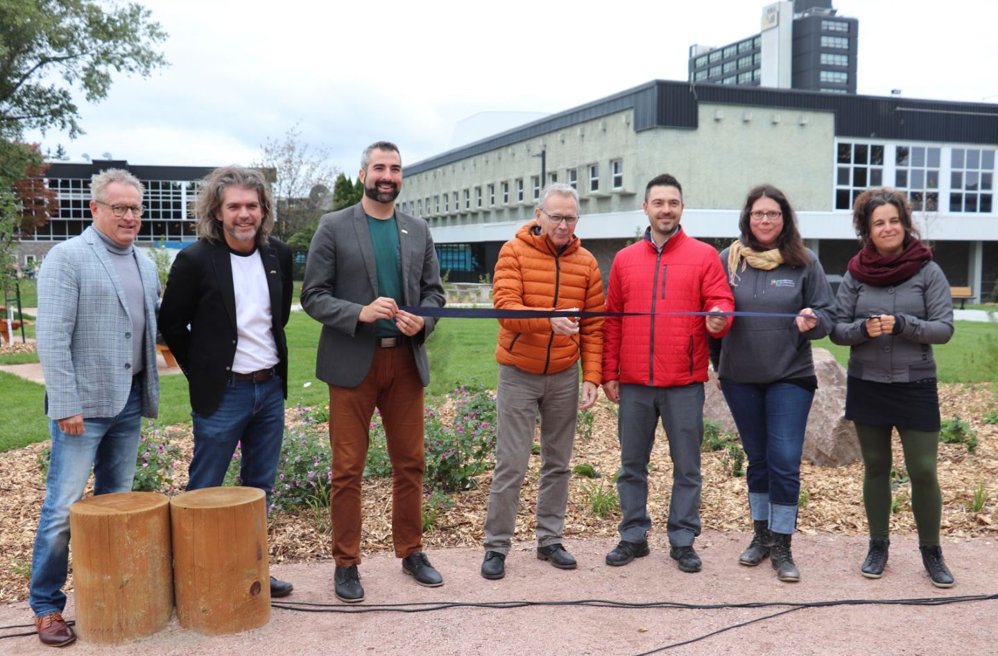 De gauche à droite : Les conseillers municipaux de Ville de Saguenay Claude Bouchard, Jimmy Bouchard et Kevin Armstrong, le directeur général du Cégep de Jonquière, Raynald Thibeault, Pierre-Luc Dallaire (régisseur général, Cégep de Jonquière), Marie-Élaine Mercier (enseignante et responsable de la coordination départementale en Techniques d'aménagement et urbanisme) et Émilie Lapointe (coordonnatrice, Canopée et biodiversité Saguenay chez Eurêko). 