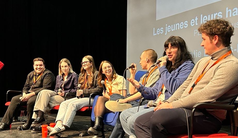 Six jeunes du Cégep de Jonquière ont participé à un panel qui a permis d'en savoir plus sur leur façon de s'informer.