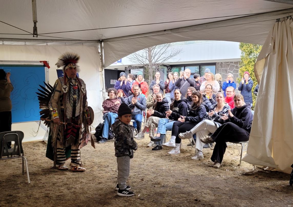 Vue du pow-wow sous un grand chapiteau à l'extérieur du Cégep de Jonquière.