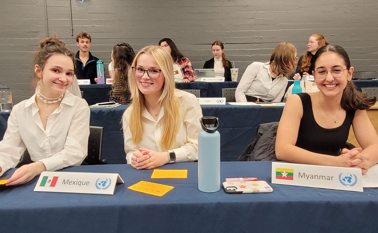 Trois participantes à la simulation de l'ONU du Cégep de Jonquière.