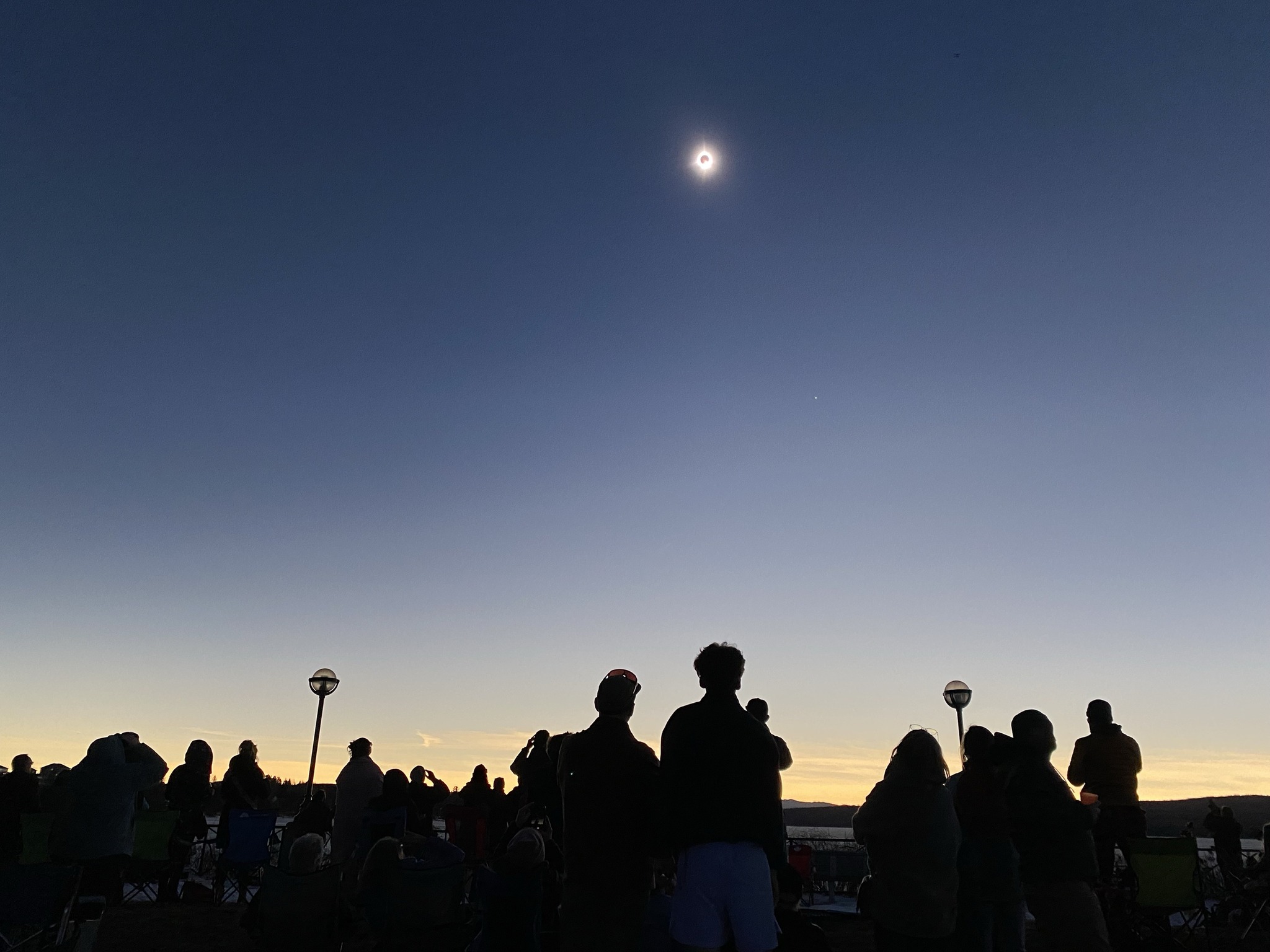 Vue sur l'éclipse solaire totale