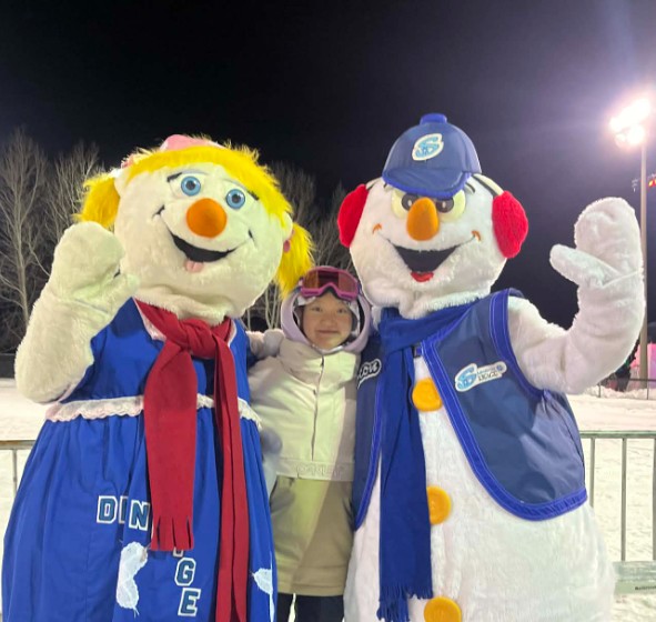 Saguenay en neige - Une étudiante en Arts visuels avec des mascottes