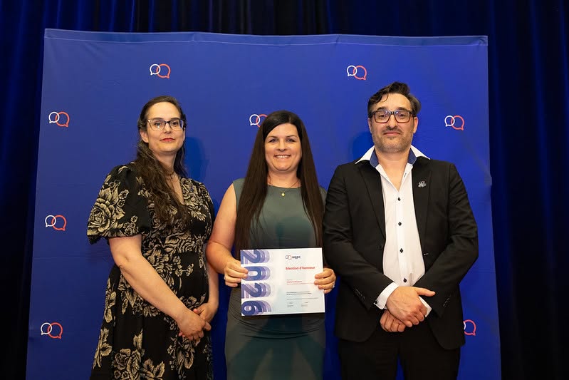 Stéphanie Bergeron, recevant une mention d'honneur de l'AQPC.