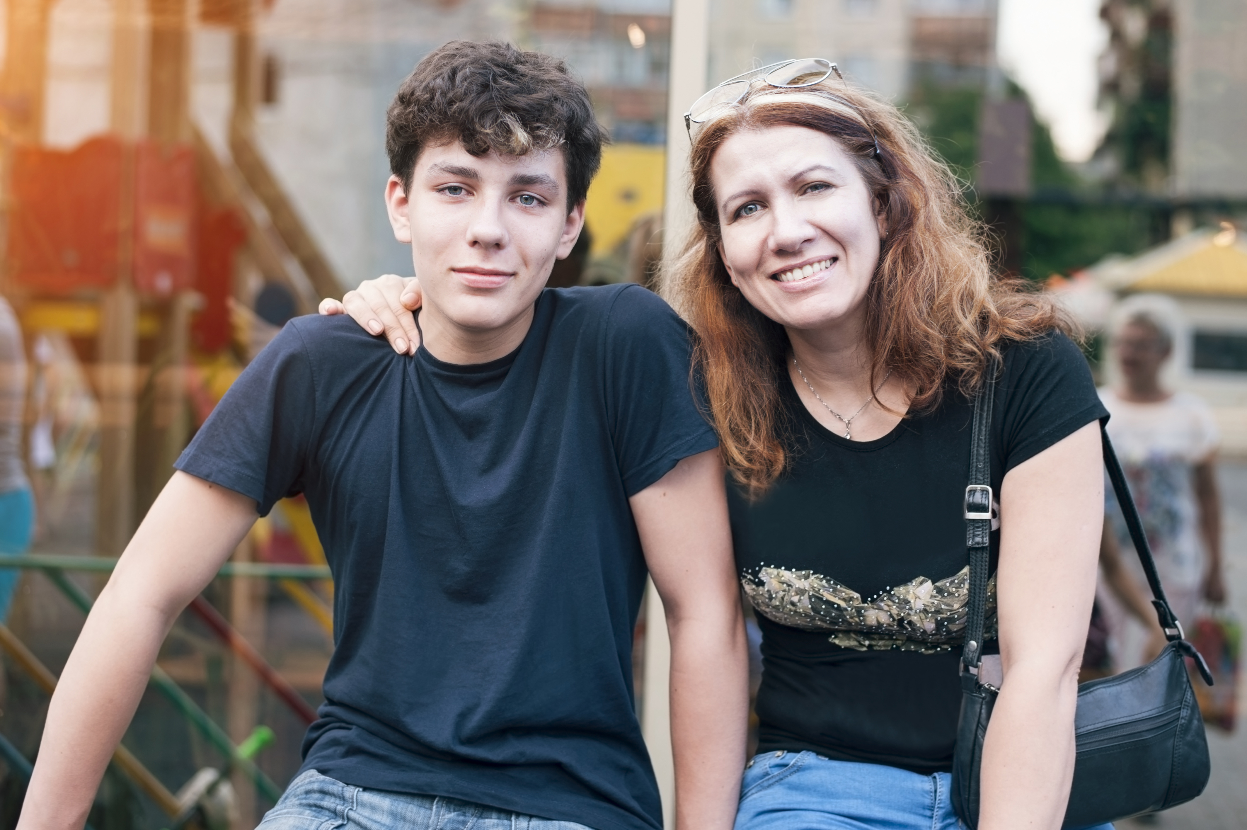 Une mère et son fils sourient